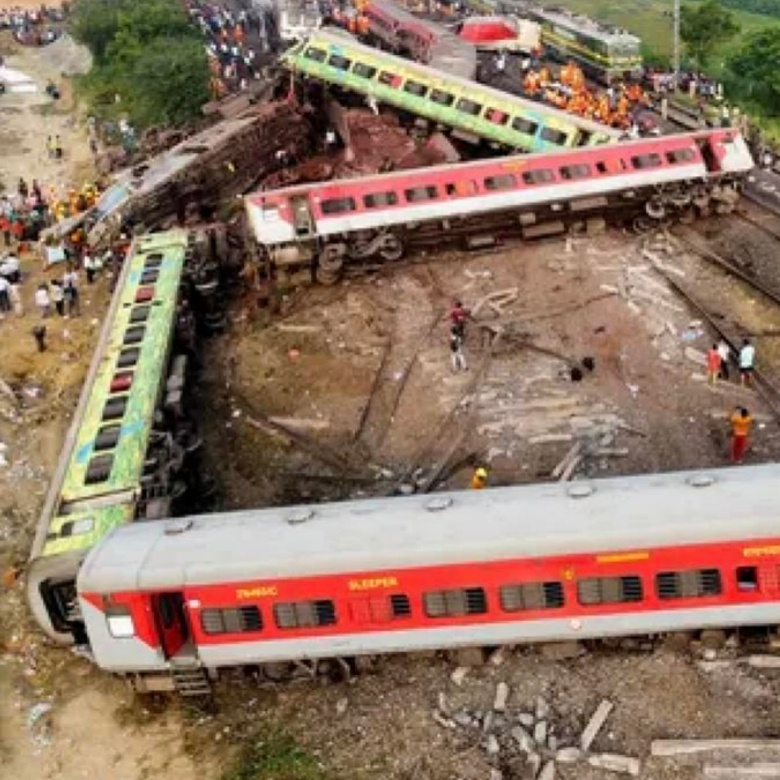 已致超300人死亡！印度“夺命列车”背后：平均每天45人丧生，多次与牛相撞