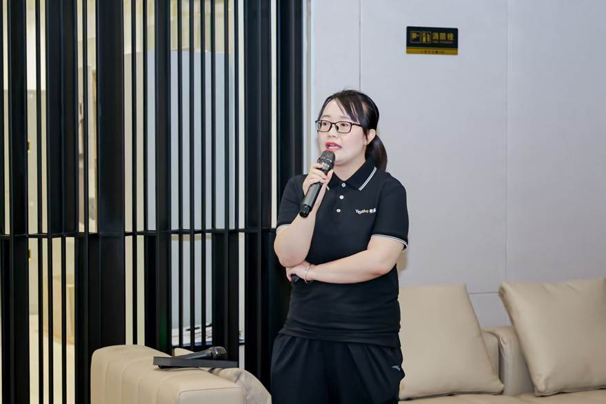 图片包含 女人, 人, 室内, 站

AI 生成的内容可能不正确。