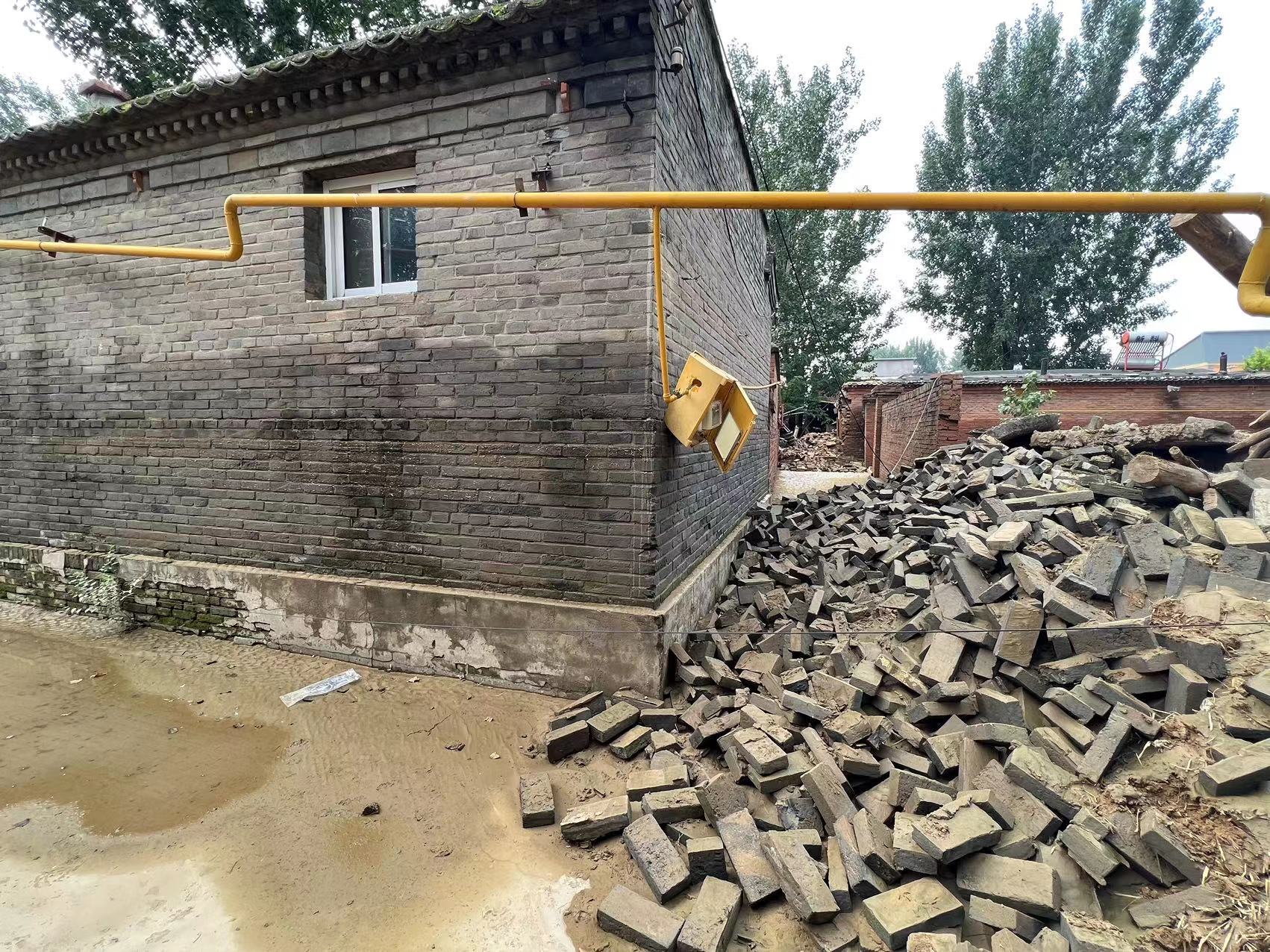 涿州重建日与夜：被褥床垫还在淤泥里，村民轮流当厨师