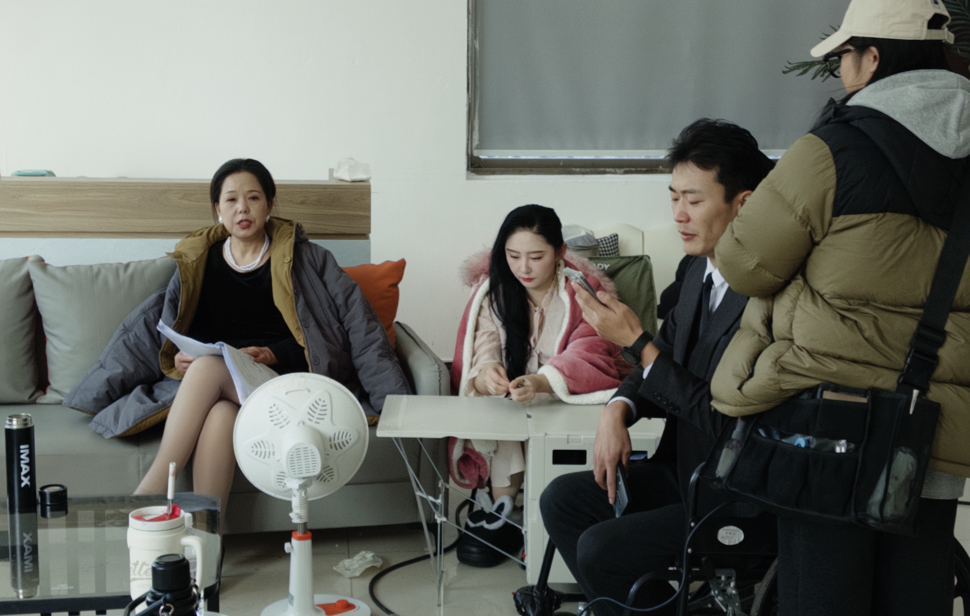 退休老人为日薪五千演员梦交五万学费,短剧培训市场揭秘