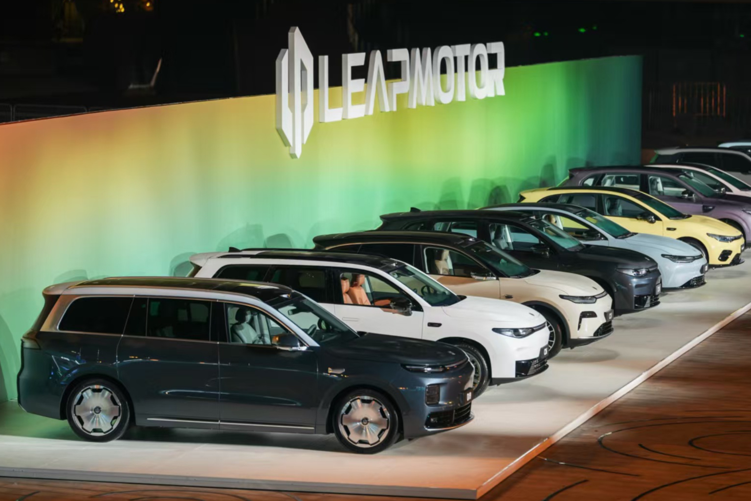 新势力4巨头10年险过“生死线”！拼出海、抢AI，“蔚小理零”激战新十年