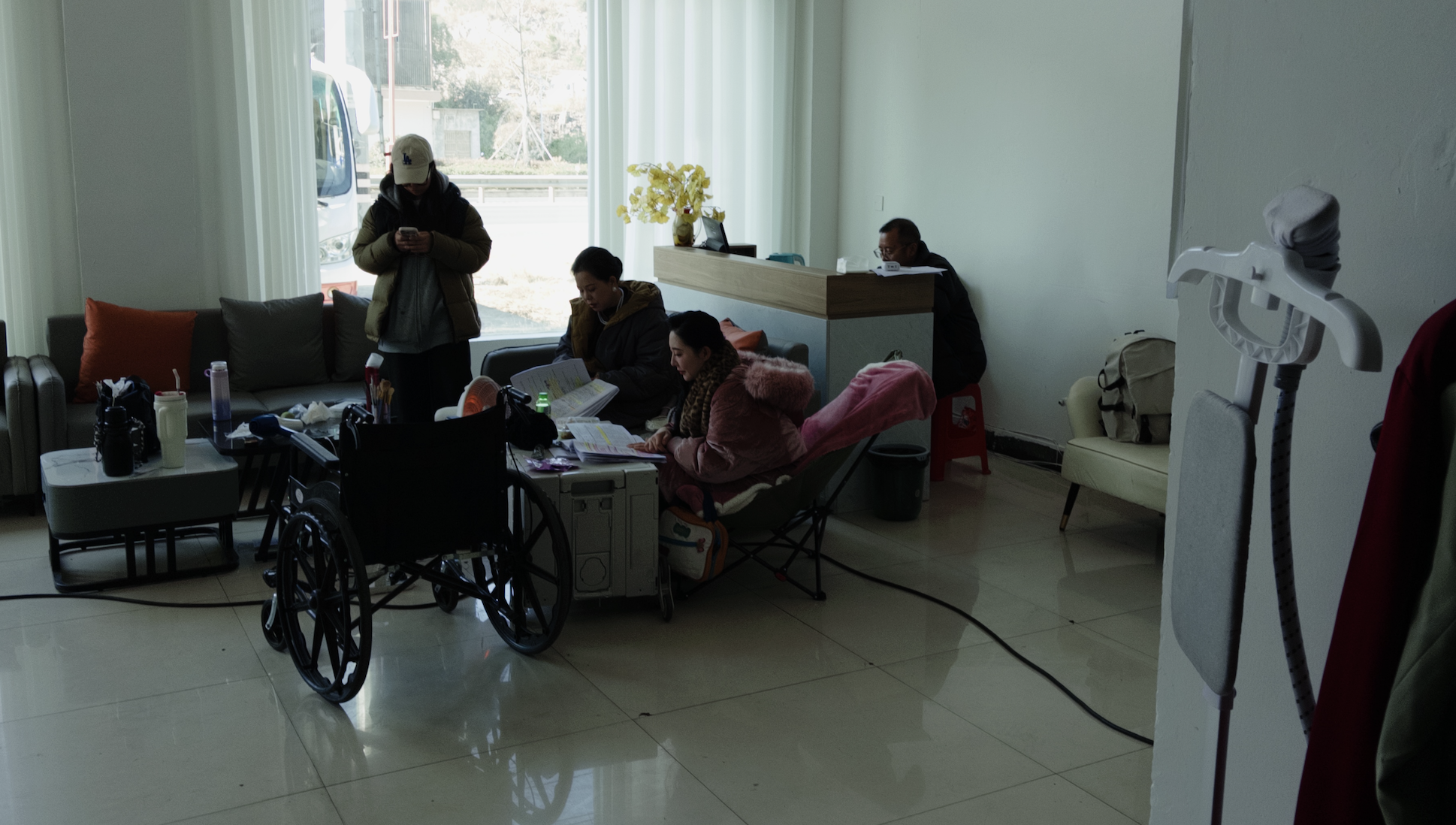 退休老人为日薪五千演员梦交五万学费，短剧培训市场揭秘