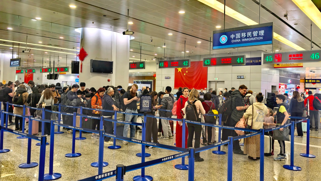 马年新春迎新政，上海浦东机场迎来首批加、英免签入境旅客