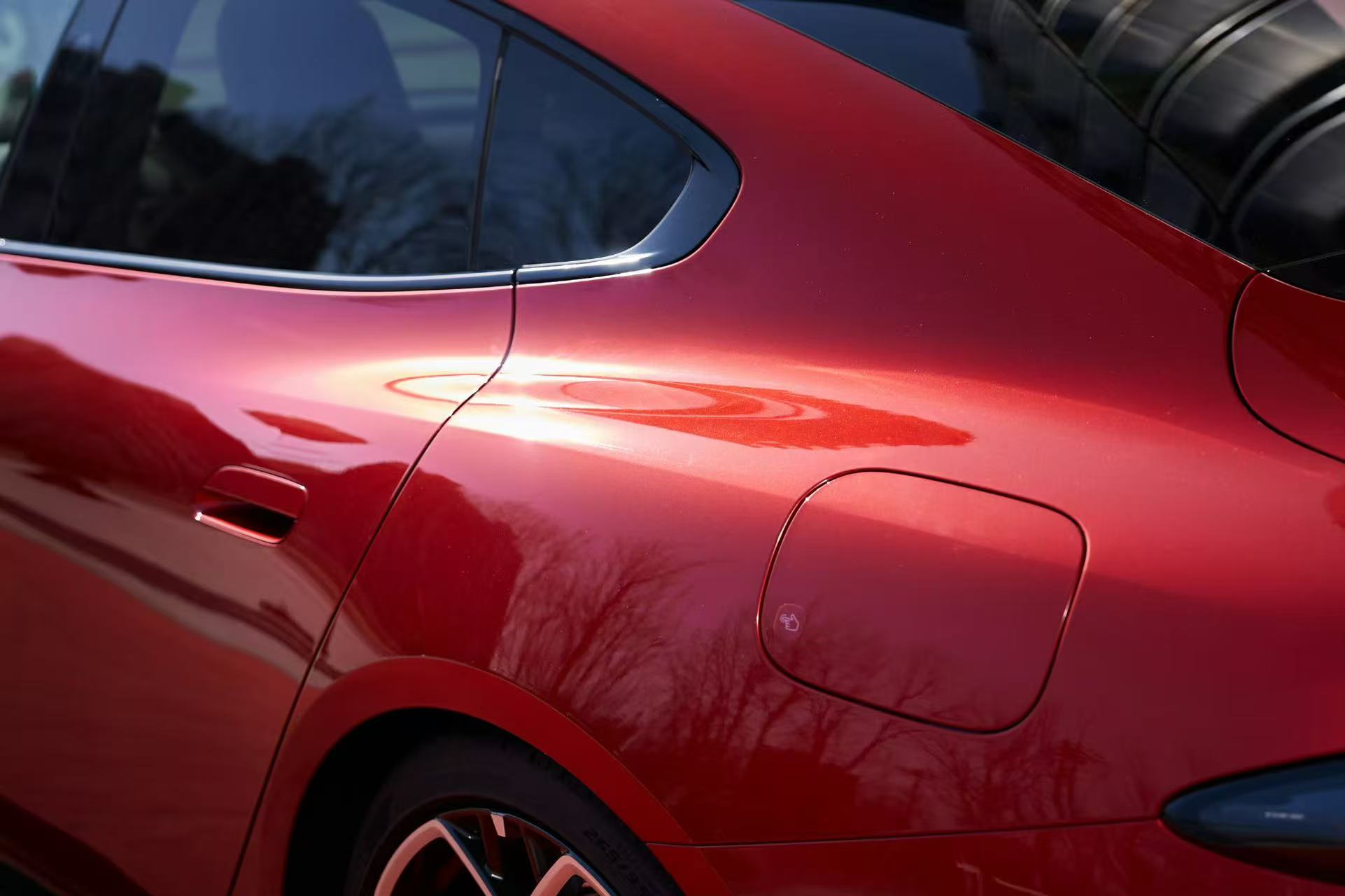 雷军直播再提新一代SU7门把手：极端情况下，大小电池同时断电，门把手依然保留纯机械解锁能力