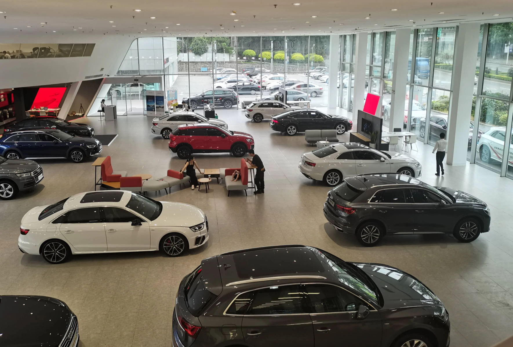 近5000家4S店退网！超7成二手车商亏损后，转投自主品牌能否走出困局？