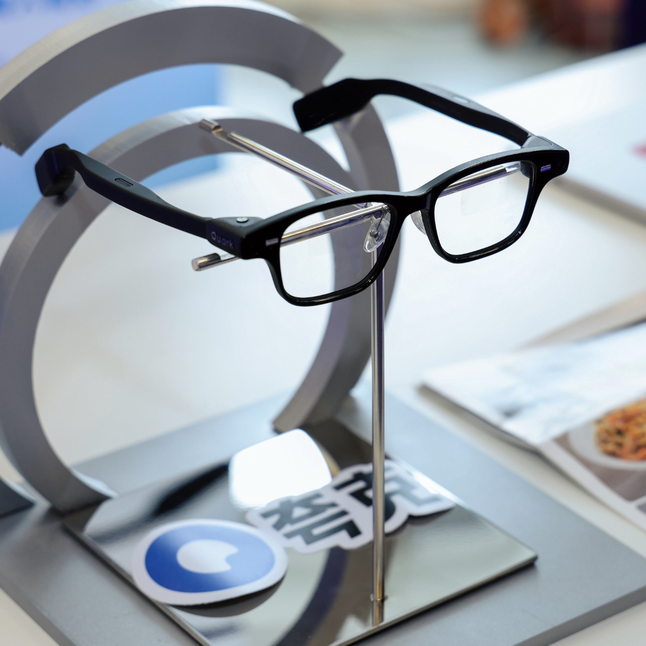 首销超7000副，阿里自研夸克 AI 眼镜，要革手机的命？