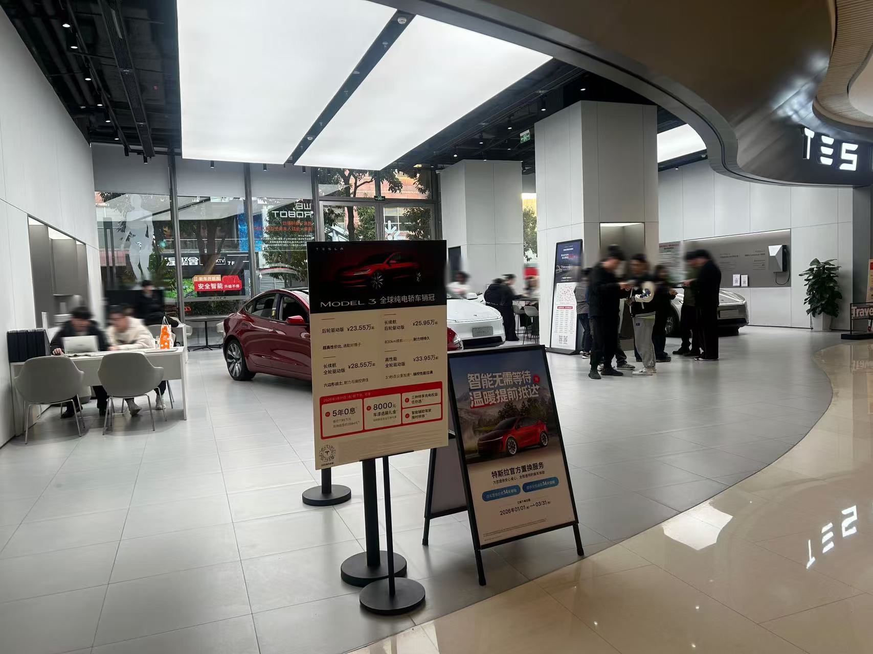 开年车市实探：宝马有车型官降30万，多品牌补贴购置税，小米销售：在店内坐收新SU7“天使单”