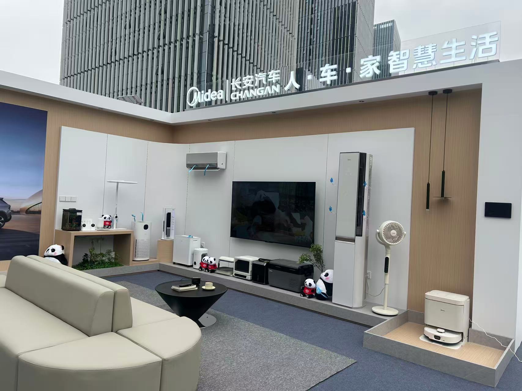 坐在车里便可遥控家中空调窗帘等，长安携手美的打造车家互联，人车家成车企新护城河？