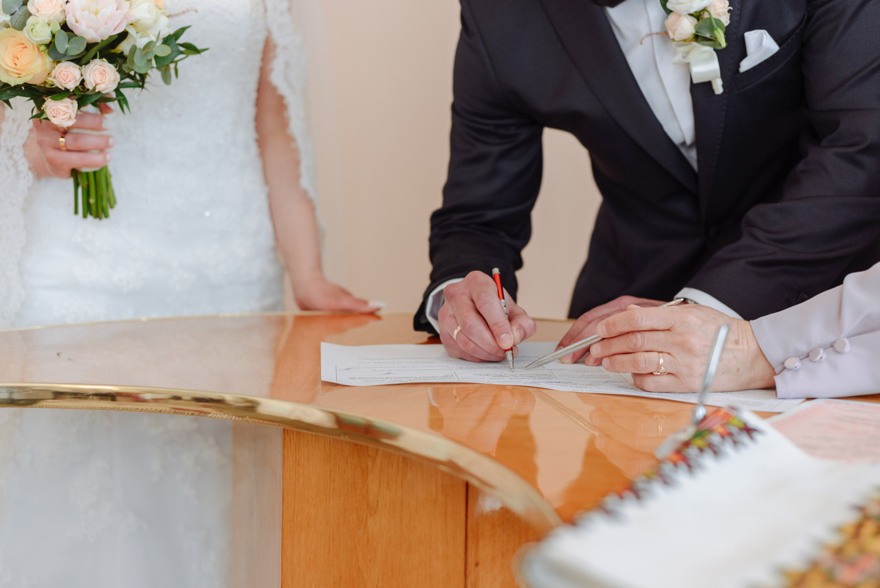 结婚率8连降，21地试点婚姻登记跨省通办，专家：有时结婚需要冲动